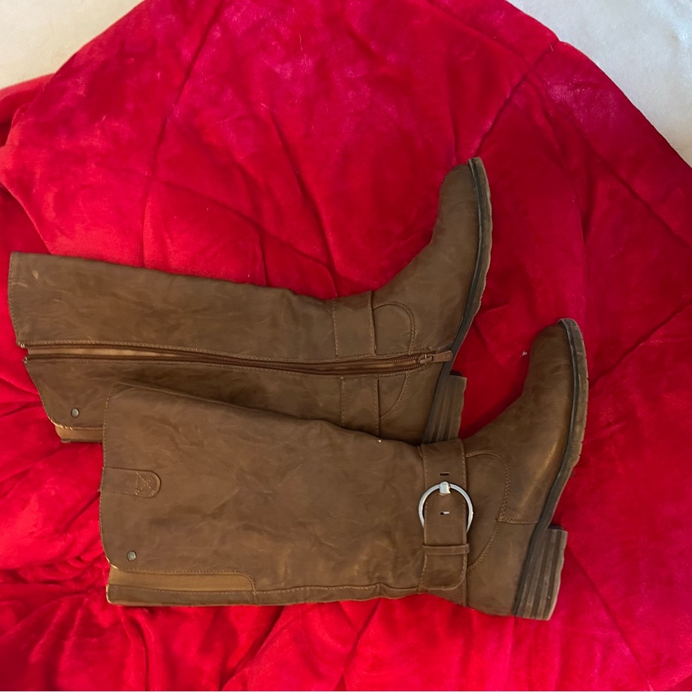 Women’s boots. Lined, worn but still in great shape. Very Cozy!